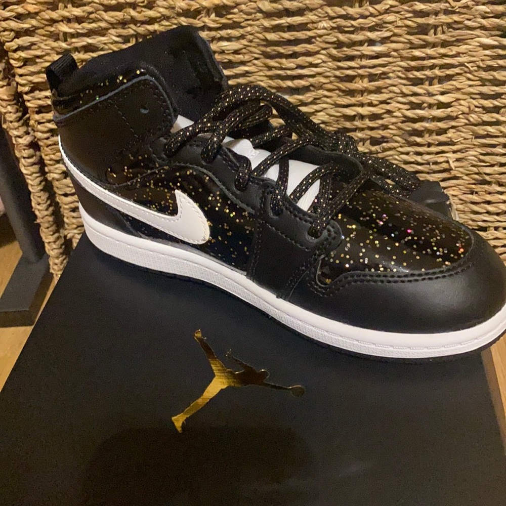 Girls Jordan -Mid SE brand new in box, never worn